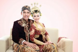 Pasangan Pengantin Adat Jawa