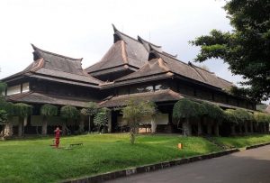 Rumah Adat Badak Heuay