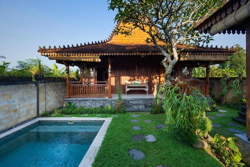 Rumah Joglo dengan Kolam Renang